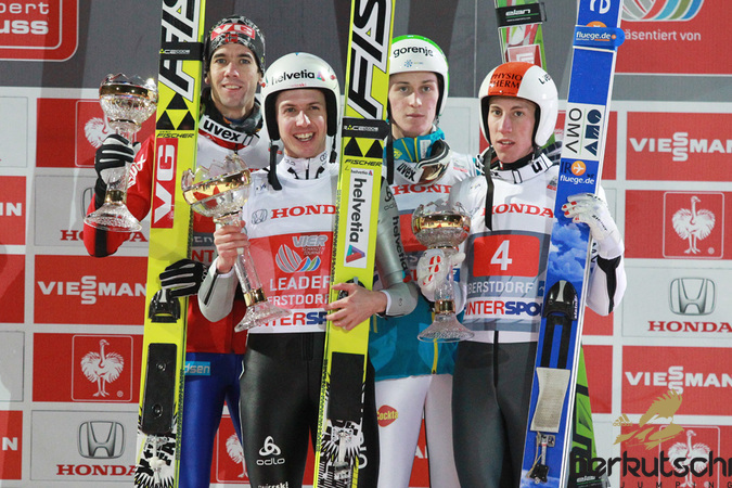 Die Top 3 waren diesmal 4: Anders Bardal, Simon Ammann, Peter Prevc und Thomas Diethart