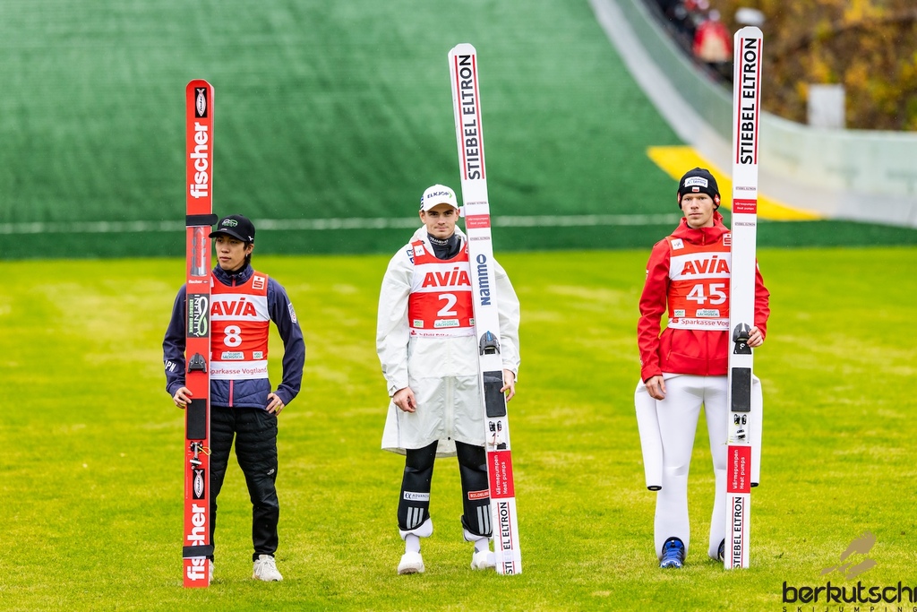 24.10.2026, Vogtland Arena, Klingenthal, GER, FIS Weltcup Ski Sprung, Sommer Grand Prix, Klingenthal, Herren, Einzelbewerb, im Bild Ren Nikaido (JPN), Marius Lindvik (NOR), Klemens Joniak (POL) // Ren Nikaido (JPN), Marius Lindvik (NOR), Klemens Joniak (POL) during the men individual competition of Ski Jumping Summer Grand Prix of the FIS Ski Jumping World Cup in Klingenthal, Germany on 2026/10/24. EXPA Pictures © 2026, PhotoCredit: EXPA/ Tadeusz Mieczynski
