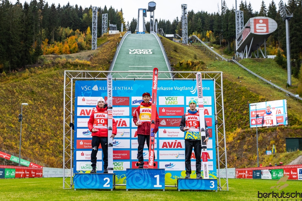 24.10.2026, Vogtland Arena, Klingenthal, GER, FIS Weltcup Ski Sprung, Sommer Grand Prix, Klingenthal, Herren, Einzelbewerb, im Bild Daniel Tschofenig (AUT), Naoki Nakamura (JPN), Danil Vassilyev (KAZ) // Daniel Tschofenig (AUT), Naoki Nakamura (JPN), Danil Vassilyev (KAZ) during the men individual competition of Ski Jumping Summer Grand Prix of the FIS Ski Jumping World Cup in Klingenthal, Germany on 2026/10/24. EXPA Pictures © 2026, PhotoCredit: EXPA/ Tadeusz Mieczynski