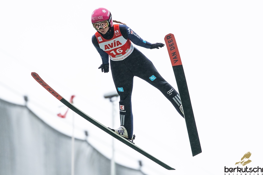 24.10.2026, Vogtland Arena, Klingenthal, GER, FIS Weltcup Ski Sprung, Sommer Grand Prix, Klingenthal, Damen, Einzelbewerb, im Bild Emely Torazza (GER) // Emely Torazza (GER) during the women individual competition of Ski Jumping Summer Grand Prix of the FIS Ski Jumping World Cup in Klingenthal, Germany on 2026/10/24. EXPA Pictures © 2026, PhotoCredit: EXPA/ Tadeusz Mieczynski
