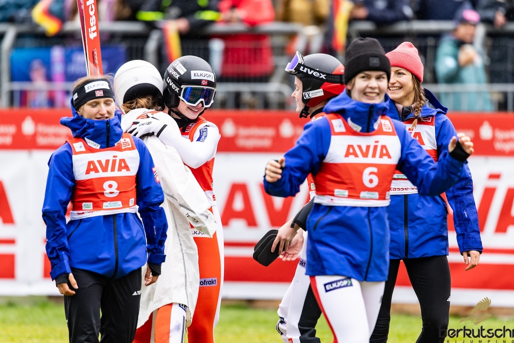 24.10.2026, Vogtland Arena, Klingenthal, GER, FIS Weltcup Ski Sprung, Sommer Grand Prix, Klingenthal, Damen, Einzelbewerb, im Bild Ingvild Synnoeve Midtskogen (NOR), Gyda Westvold Hansen // Ingvild Synnoeve Midtskogen (NOR), Gyda Westvold Hansen during the women individual competition of Ski Jumping Summer Grand Prix of the FIS Ski Jumping World Cup in Klingenthal, Germany on 2026/10/24. EXPA Pictures © 2026, PhotoCredit: EXPA/ Tadeusz Mieczynski