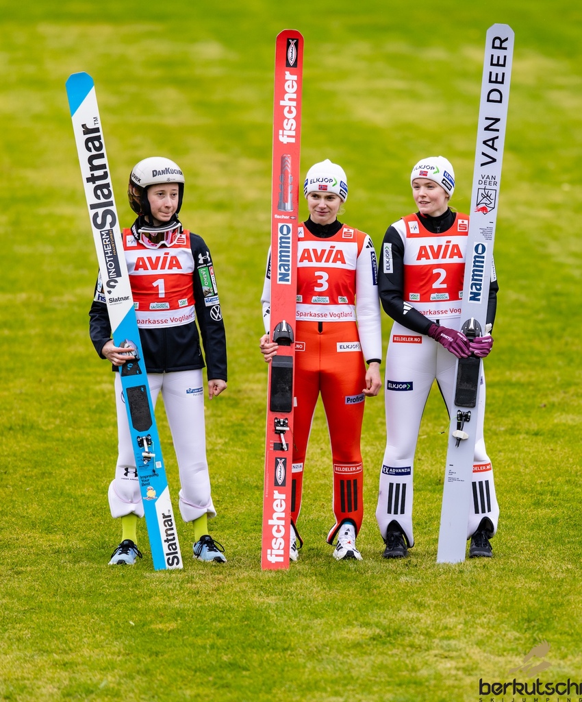 24.10.2026, Vogtland Arena, Klingenthal, GER, FIS Weltcup Ski Sprung, Sommer Grand Prix, Klingenthal, Damen, Einzelbewerb, im Bild Nika Prevc (SLO), Ingvild Synnoeve Midtskogen (NOR), Eirin Maria Kvandal (NOR) // Nika Prevc (SLO), Ingvild Synnoeve Midtskogen (NOR), Eirin Maria Kvandal (NOR) during the women individual competition of Ski Jumping Summer Grand Prix of the FIS Ski Jumping World Cup in Klingenthal, Germany on 2026/10/24. EXPA Pictures © 2026, PhotoCredit: EXPA/ Tadeusz Mieczynski