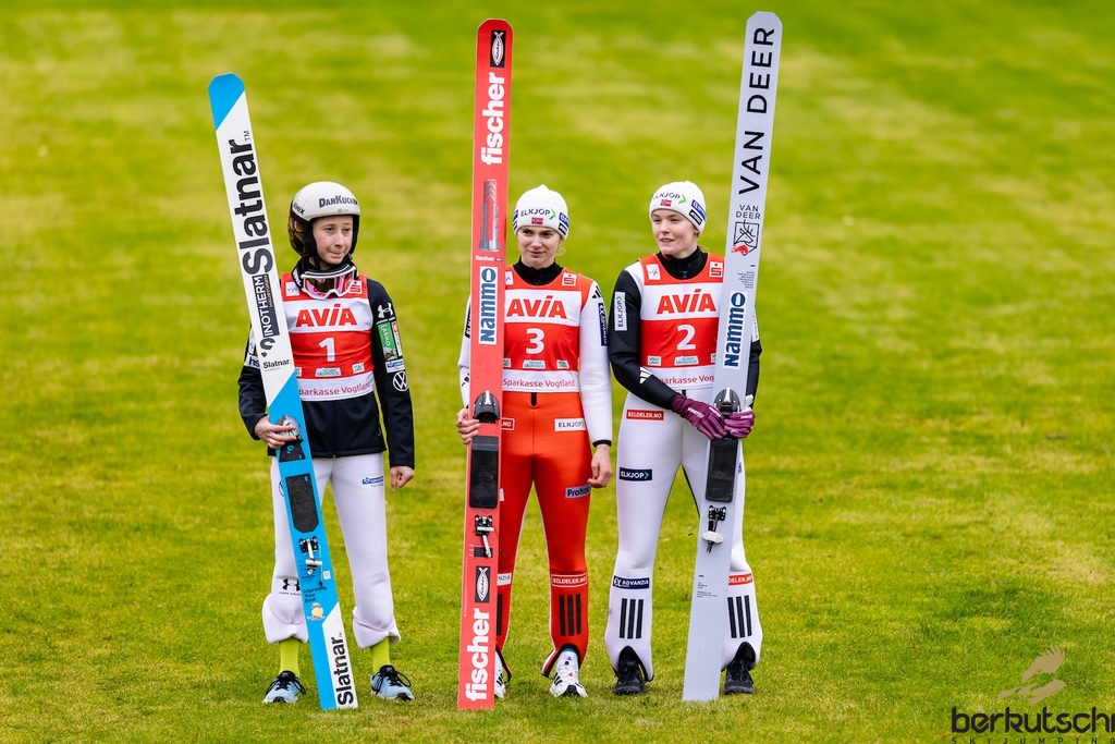 24.10.2026, Vogtland Arena, Klingenthal, GER, FIS Weltcup Ski Sprung, Sommer Grand Prix, Klingenthal, Damen, Einzelbewerb, im Bild Nika Prevc (SLO), Ingvild Synnoeve Midtskogen (NOR), Eirin Maria Kvandal (NOR) // Nika Prevc (SLO), Ingvild Synnoeve Midtskogen (NOR), Eirin Maria Kvandal (NOR) during the women individual competition of Ski Jumping Summer Grand Prix of the FIS Ski Jumping World Cup in Klingenthal, Germany on 2026/10/24. EXPA Pictures © 2026, PhotoCredit: EXPA/ Tadeusz Mieczynski