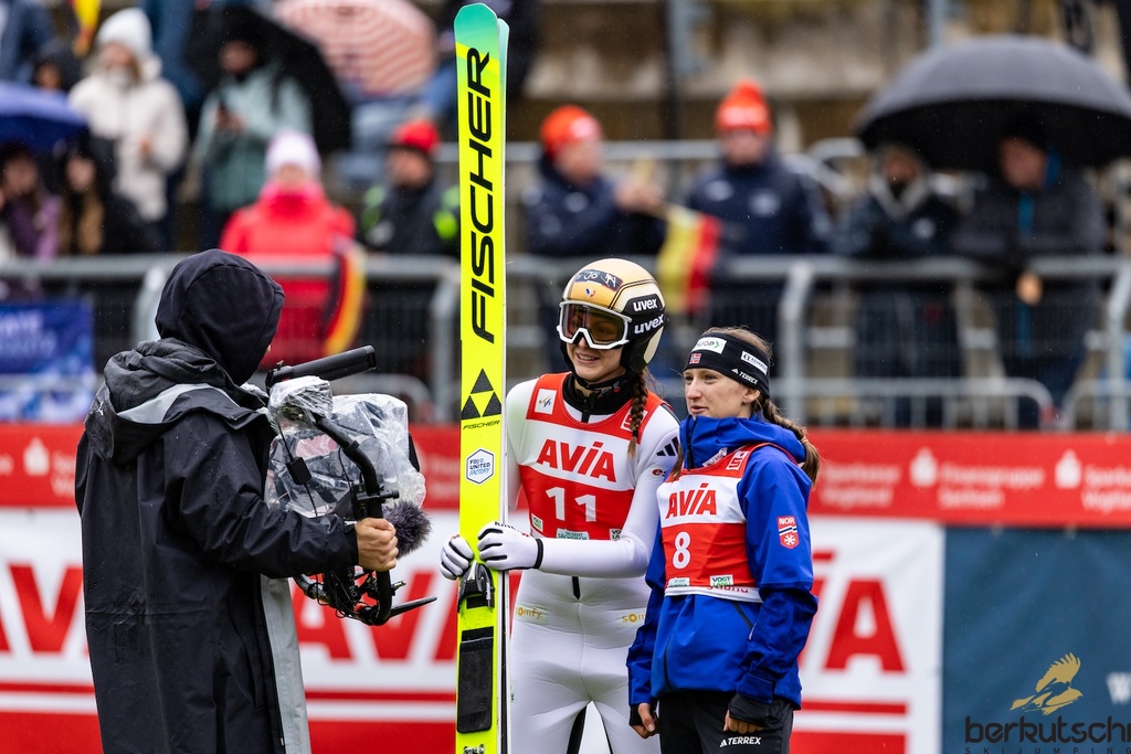 24.10.2026, Vogtland Arena, Klingenthal, GER, FIS Weltcup Ski Sprung, Sommer Grand Prix, Klingenthal, Damen, Einzelbewerb, im Bild Josephine Pagnier (FRA), Heidi Dyhre Traaserud // Josephine Pagnier (FRA), Heidi Dyhre Traaserud during the women individual competition of Ski Jumping Summer Grand Prix of the FIS Ski Jumping World Cup in Klingenthal, Germany on 2026/10/24. EXPA Pictures © 2026, PhotoCredit: EXPA/ Tadeusz Mieczynski