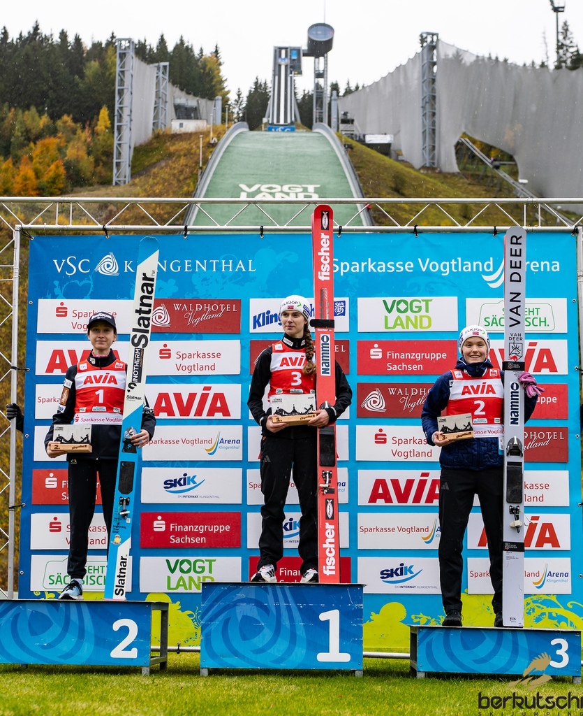 24.10.2026, Vogtland Arena, Klingenthal, GER, FIS Weltcup Ski Sprung, Sommer Grand Prix, Klingenthal, Damen, Einzelbewerb, im Bild Nika Prevc (SLO), Ingvild Synnoeve Midtskogen (NOR), Eirin Maria Kvandal (NOR) // Nika Prevc (SLO), Ingvild Synnoeve Midtskogen (NOR), Eirin Maria Kvandal (NOR) during the women individual competition of Ski Jumping Summer Grand Prix of the FIS Ski Jumping World Cup in Klingenthal, Germany on 2026/10/24. EXPA Pictures © 2026, PhotoCredit: EXPA/ Tadeusz Mieczynski