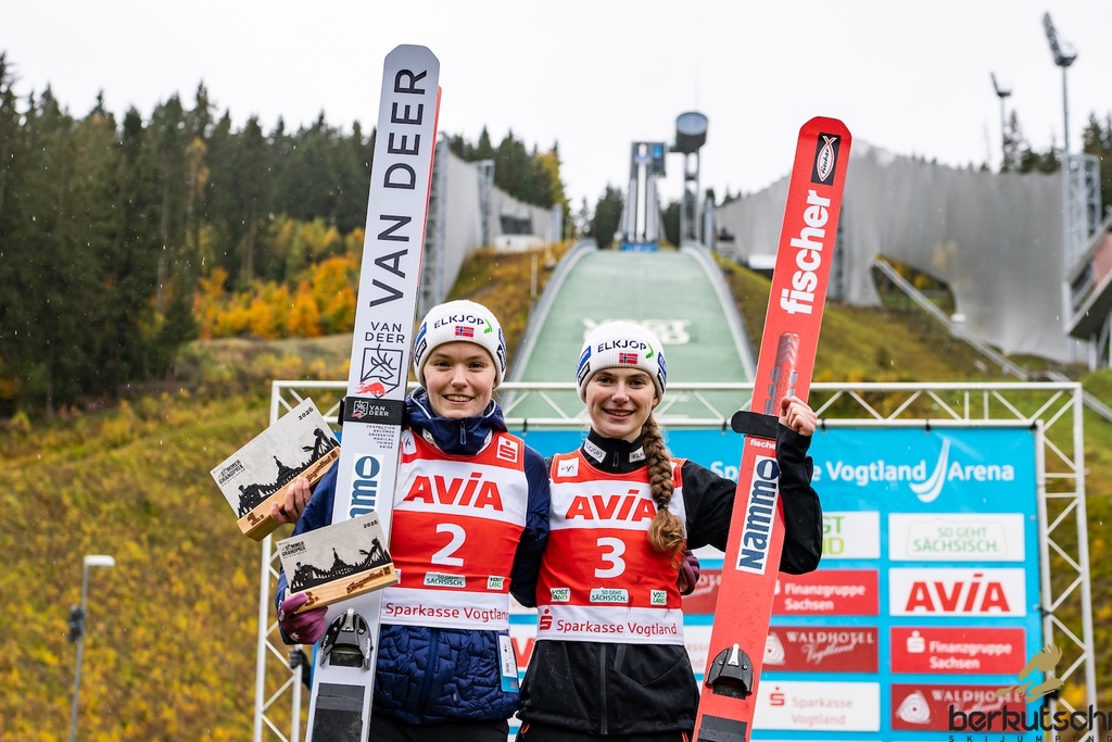 24.10.2026, Vogtland Arena, Klingenthal, GER, FIS Weltcup Ski Sprung, Sommer Grand Prix, Klingenthal, Damen, Einzelbewerb, im Bild Eirin Maria Kvandal (NOR), Ingvild Synnoeve Midtskogen (NOR) // Eirin Maria Kvandal (NOR), Ingvild Synnoeve Midtskogen (NOR) during the women individual competition of Ski Jumping Summer Grand Prix of the FIS Ski Jumping World Cup in Klingenthal, Germany on 2026/10/24. EXPA Pictures © 2026, PhotoCredit: EXPA/ Tadeusz Mieczynski