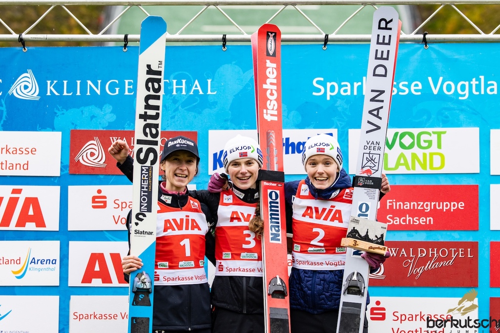 24.10.2026, Vogtland Arena, Klingenthal, GER, FIS Weltcup Ski Sprung, Sommer Grand Prix, Klingenthal, Damen, Einzelbewerb, im Bild Nika Prevc (SLO), Ingvild Synnoeve Midtskogen (NOR), Eirin Maria Kvandal (NOR) // Nika Prevc (SLO), Ingvild Synnoeve Midtskogen (NOR), Eirin Maria Kvandal (NOR) during the women individual competition of Ski Jumping Summer Grand Prix of the FIS Ski Jumping World Cup in Klingenthal, Germany on 2026/10/24. EXPA Pictures © 2026, PhotoCredit: EXPA/ Tadeusz Mieczynski