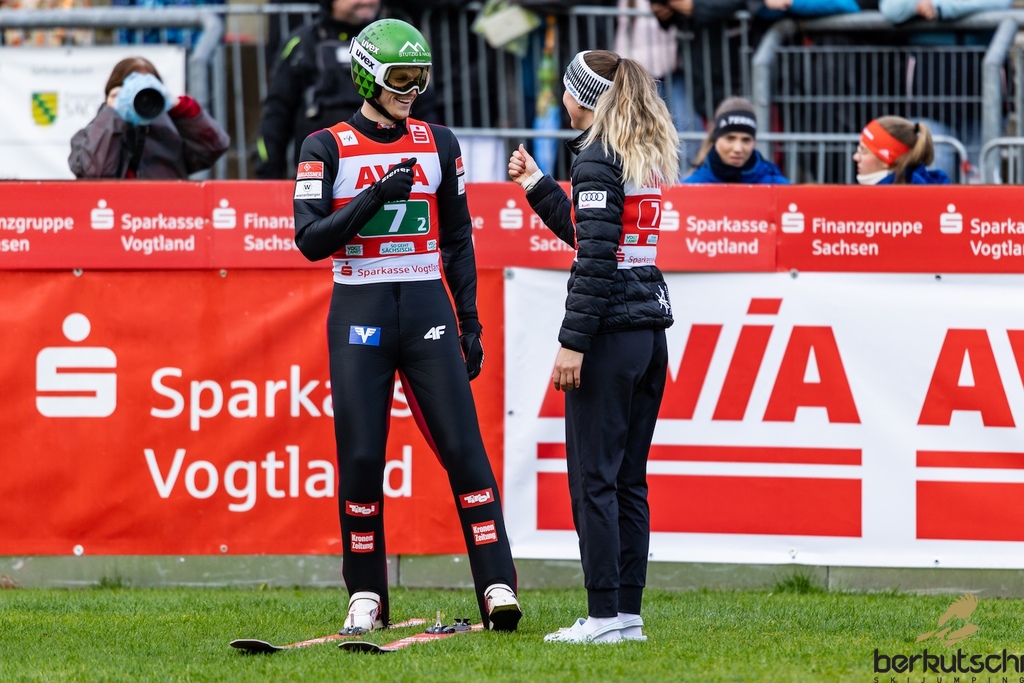 25.10.2026, Vogtland Arena, Klingenthal, GER, FIS Weltcup Ski Sprung, Sommer Grand Prix, Klingenthal, Herren, Teambewerb, im Bild Jonas Schuster (AUT), Hannah Wiegele // Jonas Schuster (AUT), Hannah Wiegele during the team competition of Ski Jumping Summer Grand Prix of the FIS Ski Jumping World Cup in Klingenthal, Germany on 2026/10/25. EXPA Pictures © 2026, PhotoCredit: EXPA/ Tadeusz Mieczynski
