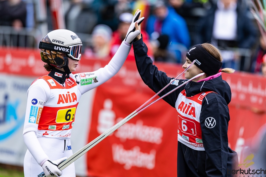 25.10.2026, Vogtland Arena, Klingenthal, GER, FIS Weltcup Ski Sprung, Sommer Grand Prix, Klingenthal, Herren, Teambewerb, im Bild Nika Prevc (SLO), Nika Vodan // Nika Prevc (SLO), Nika Vodan during the team competition of Ski Jumping Summer Grand Prix of the FIS Ski Jumping World Cup in Klingenthal, Germany on 2026/10/25. EXPA Pictures © 2026, PhotoCredit: EXPA/ Tadeusz Mieczynski
