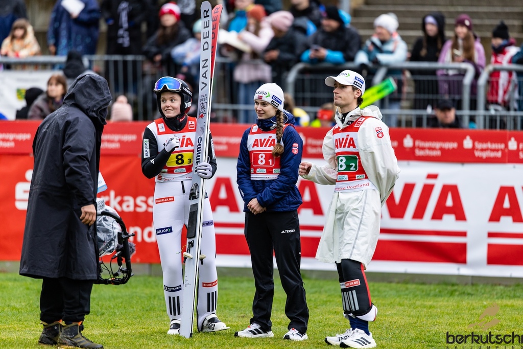 25.10.2026, Vogtland Arena, Klingenthal, GER, FIS Weltcup Ski Sprung, Sommer Grand Prix, Klingenthal, Herren, Teambewerb, im Bild Eirin Maria Kvandal (NOR), Ingvild Synnoeve Midtskogen (NOR), Kristoffer Eriksen Sundal // Eirin Maria Kvandal (NOR), Ingvild Synnoeve Midtskogen (NOR), Kristoffer Eriksen Sundal during the team competition of Ski Jumping Summer Grand Prix of the FIS Ski Jumping World Cup in Klingenthal, Germany on 2026/10/25. EXPA Pictures © 2026, PhotoCredit: EXPA/ Tadeusz Mieczynski