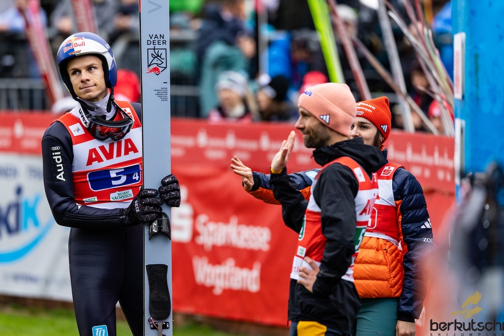 25.10.2026, Vogtland Arena, Klingenthal, GER, FIS Weltcup Ski Sprung, Sommer Grand Prix, Klingenthal, Herren, Teambewerb, im Bild Andreas Wellinger (GER), Pius Paschke (GER), Selina Freitag // Andreas Wellinger (GER), Pius Paschke (GER), Selina Freitag during the team competition of Ski Jumping Summer Grand Prix of the FIS Ski Jumping World Cup in Klingenthal, Germany on 2026/10/25. EXPA Pictures © 2026, PhotoCredit: EXPA/ Tadeusz Mieczynski