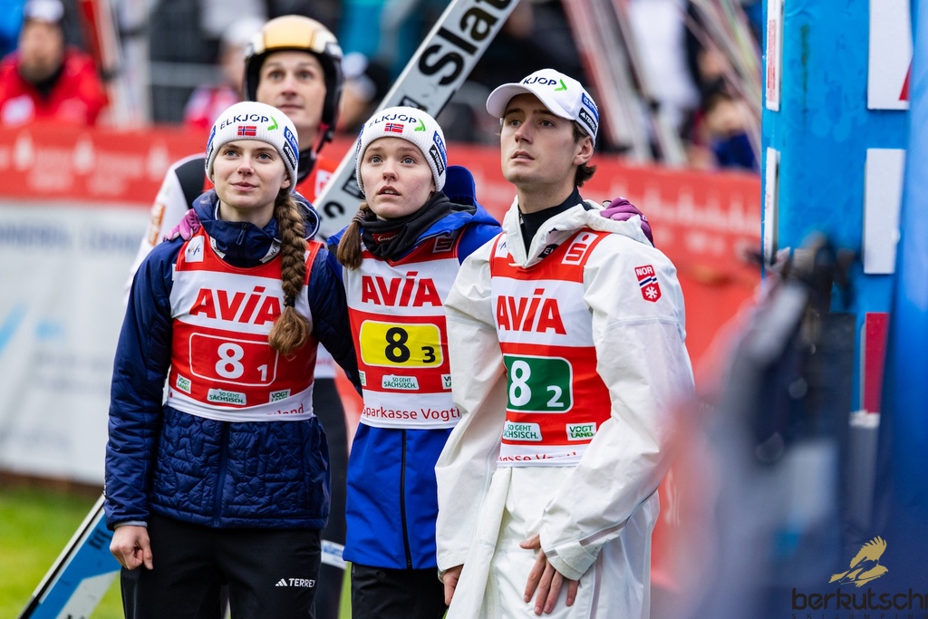 25.10.2026, Vogtland Arena, Klingenthal, GER, FIS Weltcup Ski Sprung, Sommer Grand Prix, Klingenthal, Herren, Teambewerb, im Bild Ingvild Synnoeve Midtskogen (NOR), Eirin Maria Kvandal (NOR), Kristoffer Eriksen Sundal // Ingvild Synnoeve Midtskogen (NOR), Eirin Maria Kvandal (NOR), Kristoffer Eriksen Sundal during the team competition of Ski Jumping Summer Grand Prix of the FIS Ski Jumping World Cup in Klingenthal, Germany on 2026/10/25. EXPA Pictures © 2026, PhotoCredit: EXPA/ Tadeusz Mieczynski