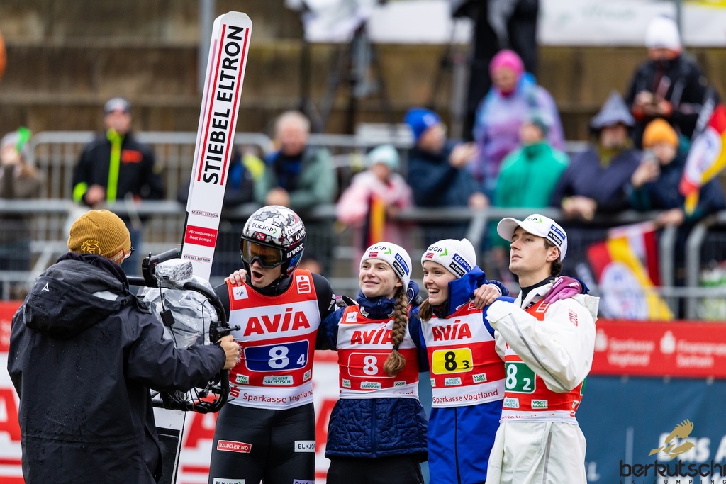 25.10.2026, Vogtland Arena, Klingenthal, GER, FIS Weltcup Ski Sprung, Sommer Grand Prix, Klingenthal, Herren, Teambewerb, im Bild Marius Lindvik (NOR), Ingvild Synnoeve Midtskogen (NOR), Eirin Maria Kvandal (NOR), Kristoffer Eriksen Sundal // Marius Lindvik (NOR), Ingvild Synnoeve Midtskogen (NOR), Eirin Maria Kvandal (NOR), Kristoffer Eriksen Sundal during the team competition of Ski Jumping Summer Grand Prix of the FIS Ski Jumping World Cup in Klingenthal, Germany on 2026/10/25. EXPA Pictures © 2026, PhotoCredit: EXPA/ Tadeusz Mieczynski
