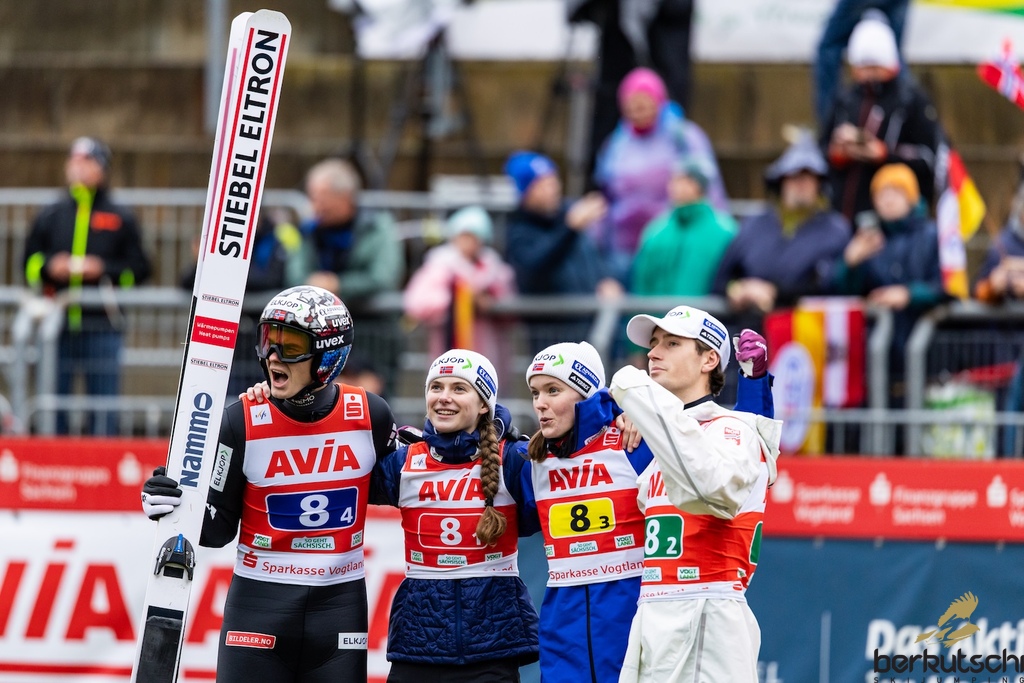 25.10.2026, Vogtland Arena, Klingenthal, GER, FIS Weltcup Ski Sprung, Sommer Grand Prix, Klingenthal, Herren, Teambewerb, im Bild Marius Lindvik (NOR), Ingvild Synnoeve Midtskogen (NOR), Eirin Maria Kvandal (NOR), Kristoffer Eriksen Sundal // Marius Lindvik (NOR), Ingvild Synnoeve Midtskogen (NOR), Eirin Maria Kvandal (NOR), Kristoffer Eriksen Sundal during the team competition of Ski Jumping Summer Grand Prix of the FIS Ski Jumping World Cup in Klingenthal, Germany on 2026/10/25. EXPA Pictures © 2026, PhotoCredit: EXPA/ Tadeusz Mieczynski