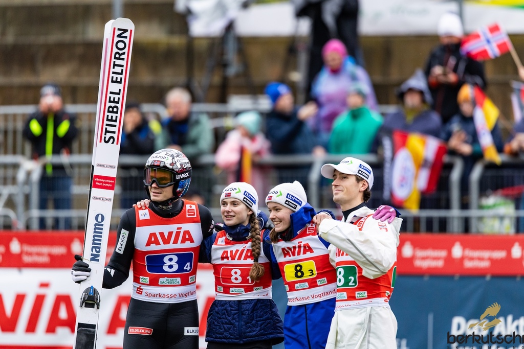 25.10.2026, Vogtland Arena, Klingenthal, GER, FIS Weltcup Ski Sprung, Sommer Grand Prix, Klingenthal, Herren, Teambewerb, im Bild Marius Lindvik (NOR), Ingvild Synnoeve Midtskogen (NOR), Eirin Maria Kvandal (NOR), Kristoffer Eriksen Sundal // Marius Lindvik (NOR), Ingvild Synnoeve Midtskogen (NOR), Eirin Maria Kvandal (NOR), Kristoffer Eriksen Sundal during the team competition of Ski Jumping Summer Grand Prix of the FIS Ski Jumping World Cup in Klingenthal, Germany on 2026/10/25. EXPA Pictures © 2026, PhotoCredit: EXPA/ Tadeusz Mieczynski