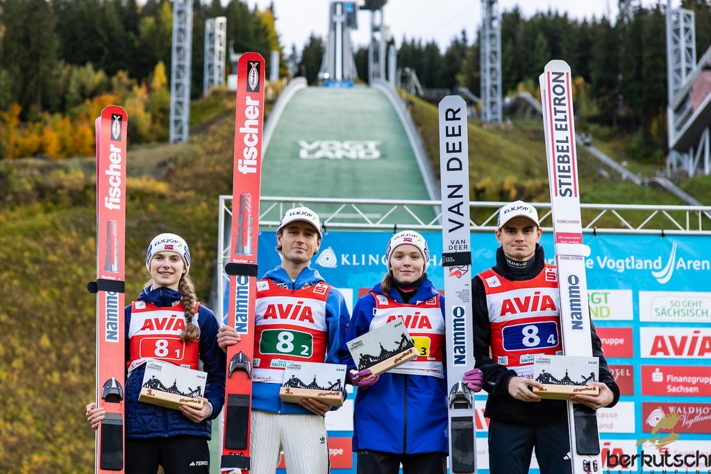 25.10.2026, Vogtland Arena, Klingenthal, GER, FIS Weltcup Ski Sprung, Sommer Grand Prix, Klingenthal, Herren, Teambewerb, im Bild Ingvild Synnoeve Midtskogen (NOR), Kristoffer Eriksen Sundal (NOR), Eirin Maria Kvandal (NOR), Marius Lindvik // Ingvild Synnoeve Midtskogen (NOR), Kristoffer Eriksen Sundal (NOR), Eirin Maria Kvandal (NOR), Marius Lindvik during the team competition of Ski Jumping Summer Grand Prix of the FIS Ski Jumping World Cup in Klingenthal, Germany on 2026/10/25. EXPA Pictures © 2026, PhotoCredit: EXPA/ Tadeusz Mieczynski