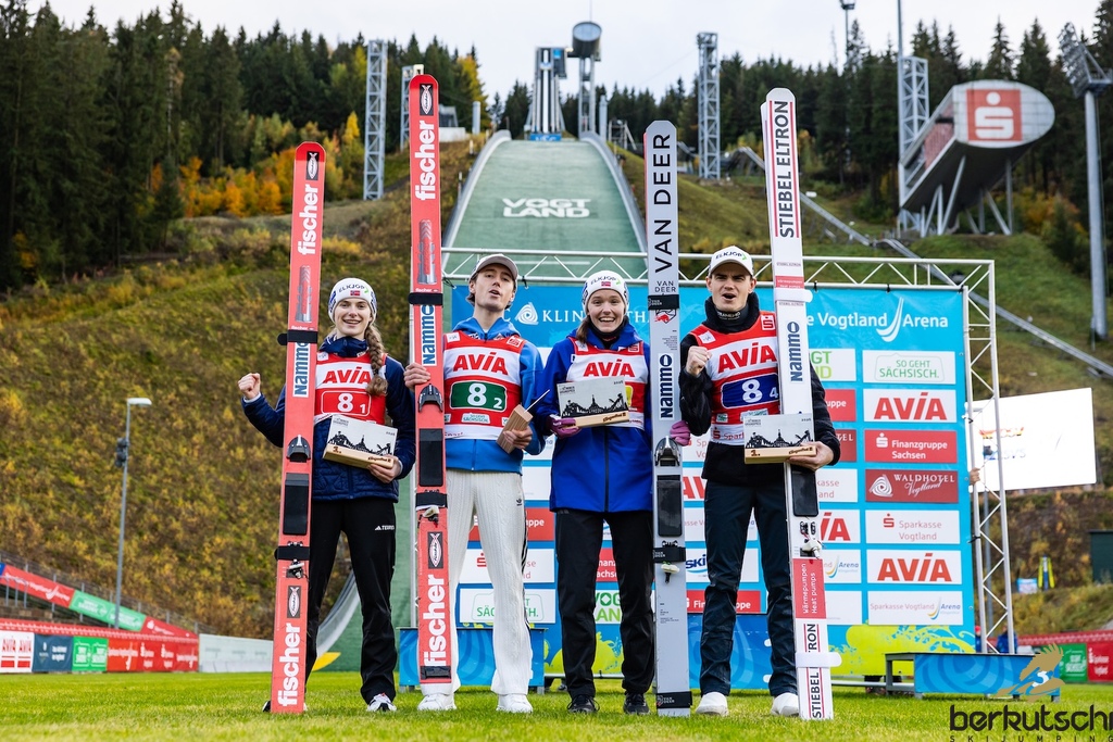 25.10.2026, Vogtland Arena, Klingenthal, GER, FIS Weltcup Ski Sprung, Sommer Grand Prix, Klingenthal, Herren, Teambewerb, im Bild Ingvild Synnoeve Midtskogen (NOR), Kristoffer Eriksen Sundal (NOR), Eirin Maria Kvandal (NOR), Marius Lindvik // Ingvild Synnoeve Midtskogen (NOR), Kristoffer Eriksen Sundal (NOR), Eirin Maria Kvandal (NOR), Marius Lindvik during the team competition of Ski Jumping Summer Grand Prix of the FIS Ski Jumping World Cup in Klingenthal, Germany on 2026/10/25. EXPA Pictures © 2026, PhotoCredit: EXPA/ Tadeusz Mieczynski