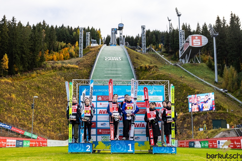 25.10.2026, Vogtland Arena, Klingenthal, GER, FIS Weltcup Ski Sprung, Sommer Grand Prix, Klingenthal, Herren, Teambewerb, im Bild 2. Platz Sowenien, Sieger Norwege, 3. Platz Japan // 2. Platz Sowenien, Sieger Norwege, 3. Platz Japan during the team competition of Ski Jumping Summer Grand Prix of the FIS Ski Jumping World Cup in Klingenthal, Germany on 2026/10/25. EXPA Pictures © 2026, PhotoCredit: EXPA/ Tadeusz Mieczynski