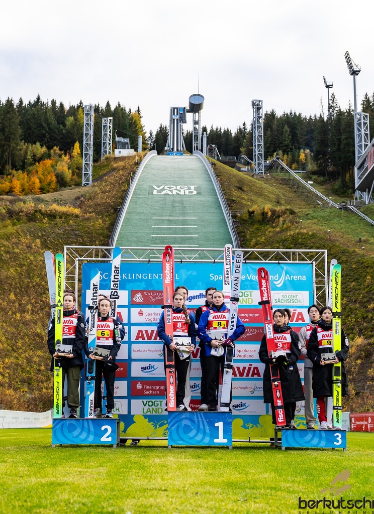 25.10.2026, Vogtland Arena, Klingenthal, GER, FIS Weltcup Ski Sprung, Sommer Grand Prix, Klingenthal, Herren, Teambewerb, im Bild 2. Platz Sowenien, Sieger Norwege, 3. Platz Japan // 2. Platz Sowenien, Sieger Norwege, 3. Platz Japan during the team competition of Ski Jumping Summer Grand Prix of the FIS Ski Jumping World Cup in Klingenthal, Germany on 2026/10/25. EXPA Pictures © 2026, PhotoCredit: EXPA/ Tadeusz Mieczynski