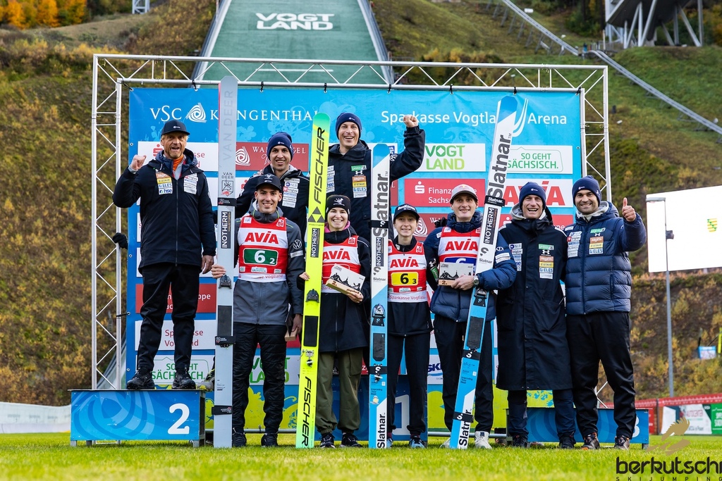 25.10.2026, Vogtland Arena, Klingenthal, GER, FIS Weltcup Ski Sprung, Sommer Grand Prix, Klingenthal, Herren, Teambewerb, im Bild Team Slowenien // Team Slowenien during the team competition of Ski Jumping Summer Grand Prix of the FIS Ski Jumping World Cup in Klingenthal, Germany on 2026/10/25. EXPA Pictures © 2026, PhotoCredit: EXPA/ Tadeusz Mieczynski