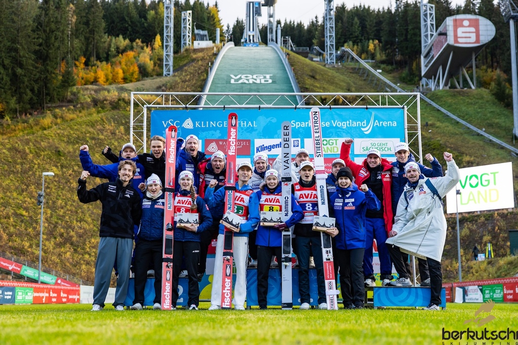 25.10.2026, Vogtland Arena, Klingenthal, GER, FIS Weltcup Ski Sprung, Sommer Grand Prix, Klingenthal, Herren, Teambewerb, im Bild Sieger Team Norwegen // Sieger Team Norwegen during the team competition of Ski Jumping Summer Grand Prix of the FIS Ski Jumping World Cup in Klingenthal, Germany on 2026/10/25. EXPA Pictures © 2026, PhotoCredit: EXPA/ Tadeusz Mieczynski