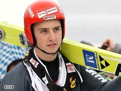 Kofler springt weit - im falschen Anzug