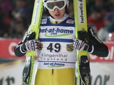 Stoch gewinnt nach Wimpernschlagfinale