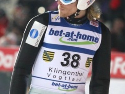 Stoch gewinnt nach Wimpernschlagfinale