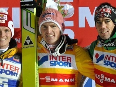 Severin Freund gewinnt spannenden Auftakt