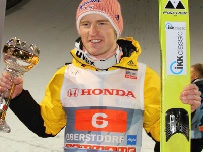 Jacobsen siegt bei spannendem Tournee-Auftakt