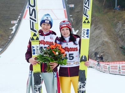 Sara Takanashi siegt in Schonach