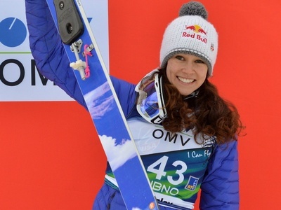 Sara Takanashi kürt sich zur Gesamtweltcup-Siegerin