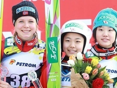 Takanashi gewinnt Premiere in Rumänien und Gesamtweltcup