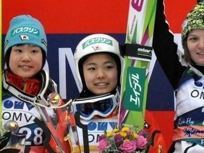Sara Takanashi gewinnt auch das Finale