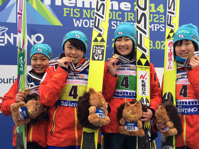 世界ジュニア選手権女子団体戦、日本が金！