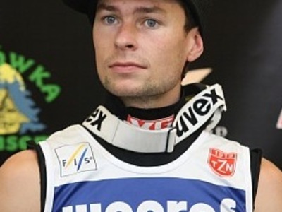 Якобсен лечит колено