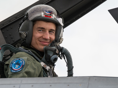 Kamil Stoch flog in einem F-16 Flying Falcon
