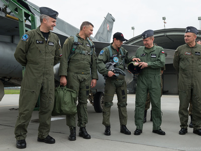 Kamil Stoch flog in einem F-16 Flying Falcon