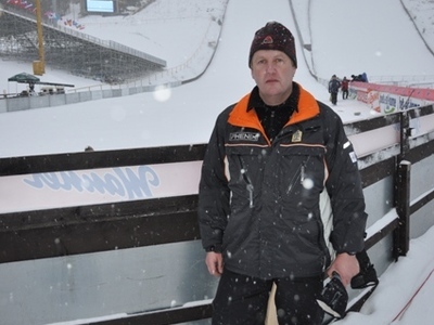 Už jen smrkové větvičky chybějí pod můstkem