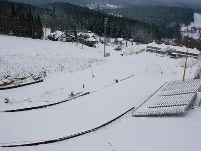 Závodníci se sjíždějí do Harrachova s obtížemi
