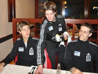 Hlava při večeři obsluhoval jako číšník