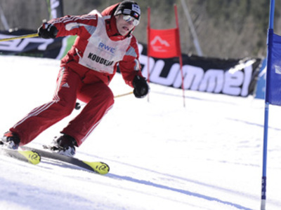 Koudelka sjezdařem. S vyplazeným jazykem