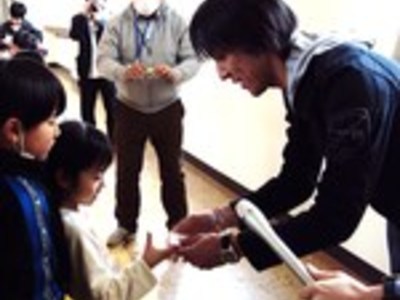 Japonští skokané léčili u dětí následky zemětřesení