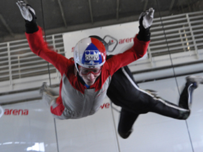 Skokanské týmy lítaly v Lomnici za tmy