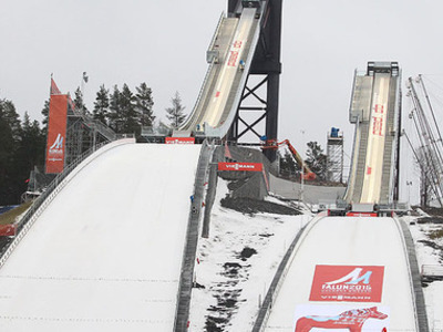 世界選手権最後のメダルをかけ13チーム参戦