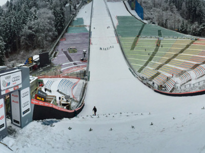 雪化粧のベルクイーゼル・ジャンプ台