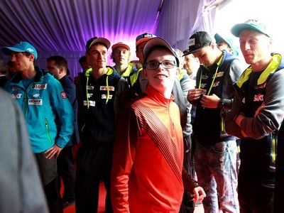 Polscy skoczkowie nadal wspierają Szymona Olka