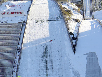 Skispringer nutzen Eisspur in Oberstdorf