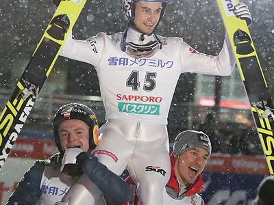 W杯男子札幌大会第1戦 コットとプレウツが同点優勝