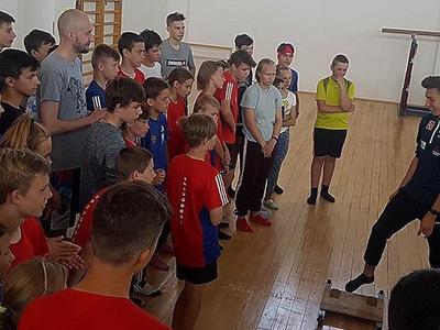 Norwegische top Springer trainieren mit russischen Kindern